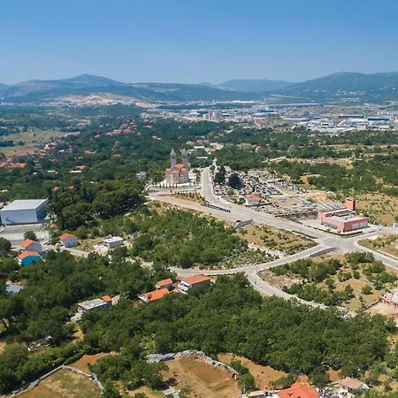 In Nyaraló Dugopolje